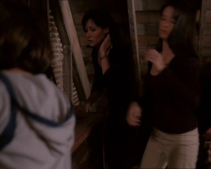 Charmed-Online_dot_net-1x01SomethingWiccaThisWayComes2148.jpg
