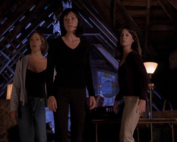 Charmed-Online_dot_net-1x01SomethingWiccaThisWayComes2156.jpg