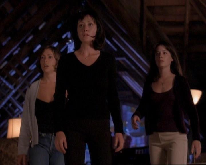 Charmed-Online_dot_net-1x01SomethingWiccaThisWayComes2157.jpg