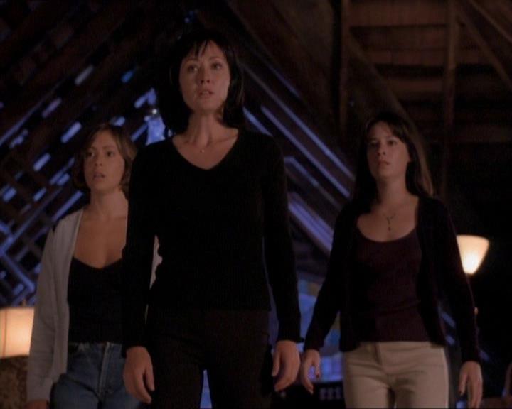 Charmed-Online_dot_net-1x01SomethingWiccaThisWayComes2160.jpg