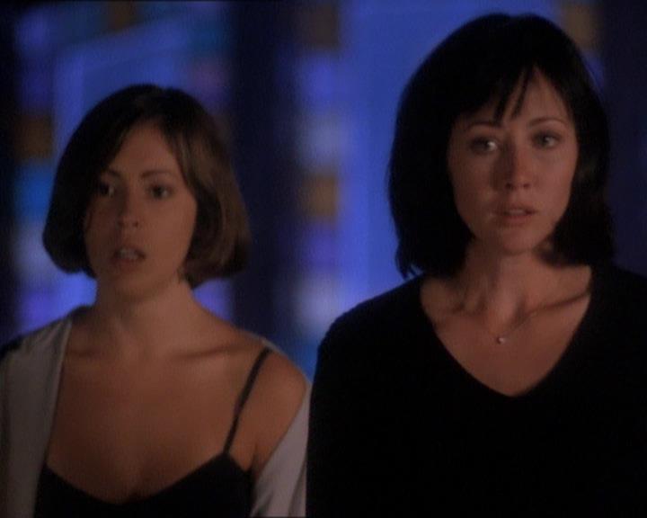 Charmed-Online_dot_net-1x01SomethingWiccaThisWayComes2165.jpg