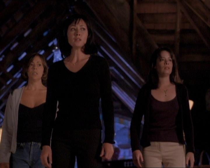 Charmed-Online_dot_net-1x01SomethingWiccaThisWayComes2171.jpg