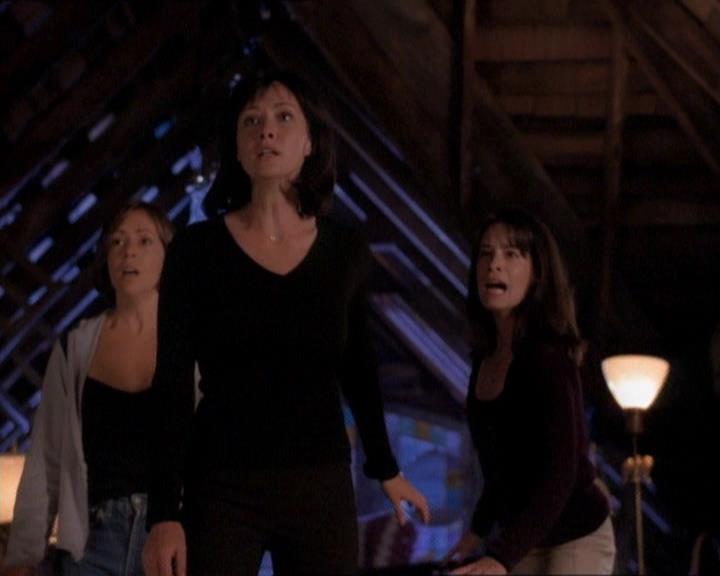 Charmed-Online_dot_net-1x01SomethingWiccaThisWayComes2176.jpg