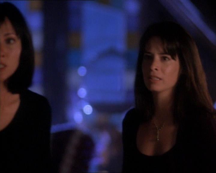 Charmed-Online_dot_net-1x01SomethingWiccaThisWayComes2180.jpg