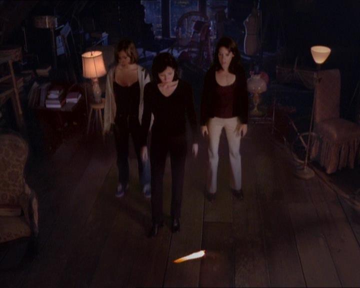 Charmed-Online_dot_net-1x01SomethingWiccaThisWayComes2184.jpg