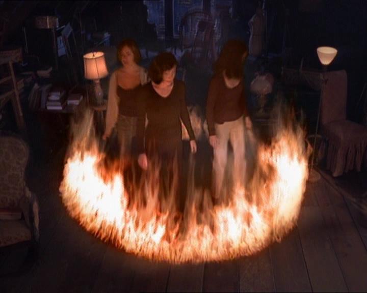 Charmed-Online_dot_net-1x01SomethingWiccaThisWayComes2185.jpg