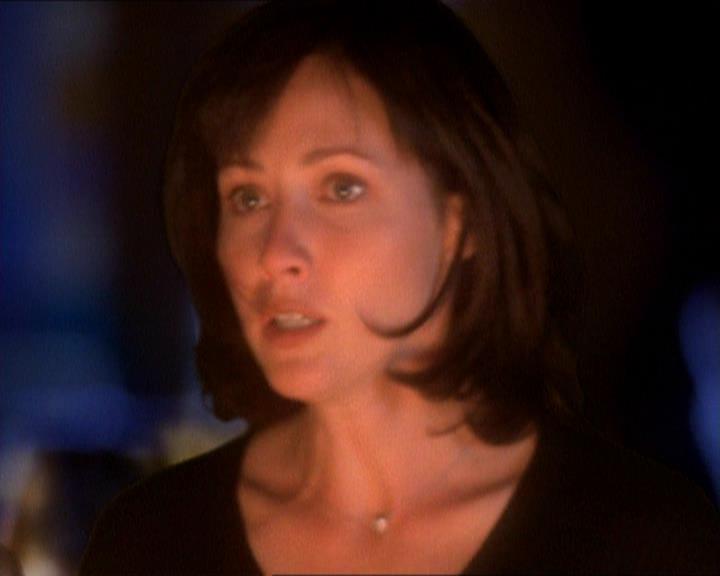 Charmed-Online_dot_net-1x01SomethingWiccaThisWayComes2189.jpg