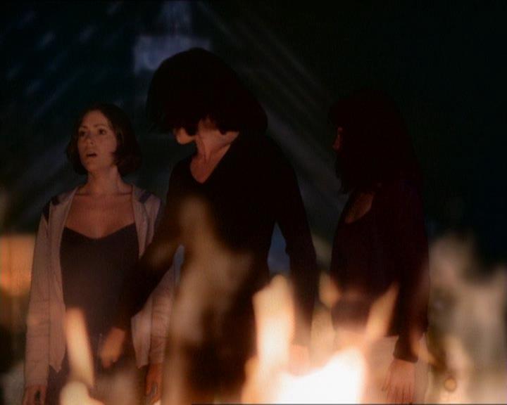 Charmed-Online_dot_net-1x01SomethingWiccaThisWayComes2191.jpg