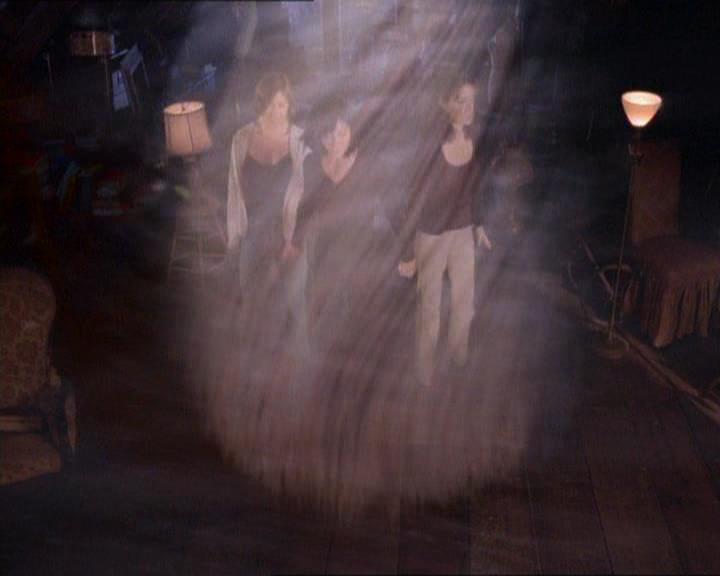 Charmed-Online_dot_net-1x01SomethingWiccaThisWayComes2200.jpg