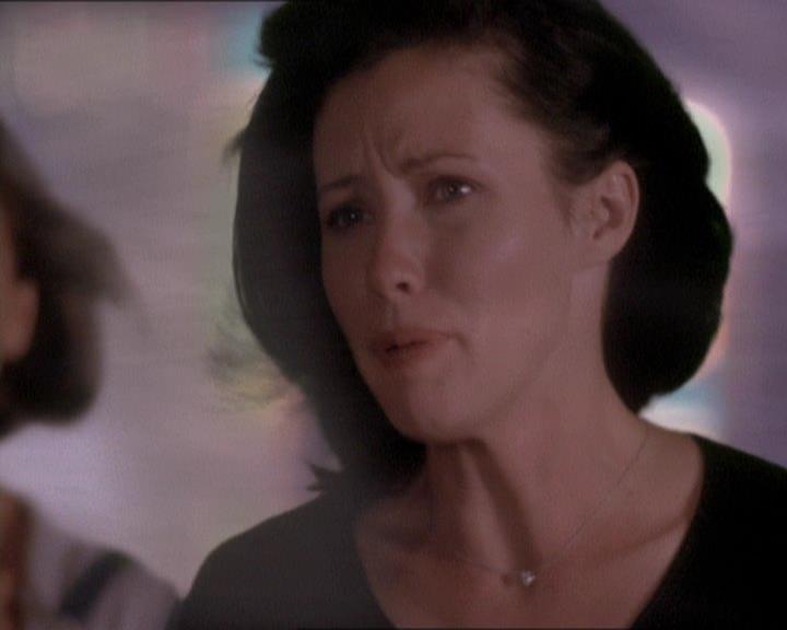 Charmed-Online_dot_net-1x01SomethingWiccaThisWayComes2207.jpg