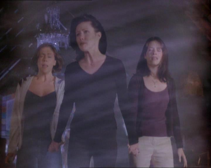 Charmed-Online_dot_net-1x01SomethingWiccaThisWayComes2213.jpg