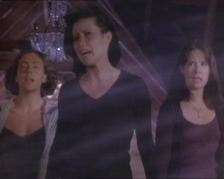 Charmed-Online_dot_net-1x01SomethingWiccaThisWayComes2216.jpg