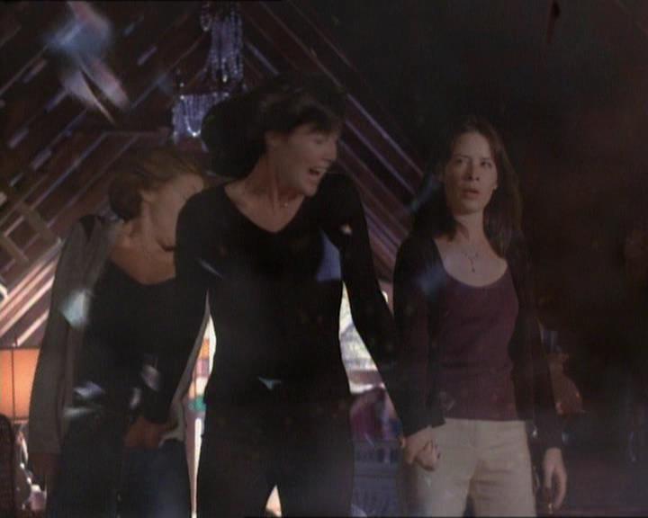 Charmed-Online_dot_net-1x01SomethingWiccaThisWayComes2219.jpg