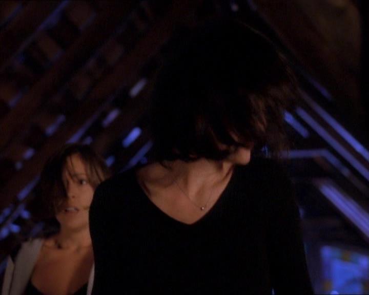 Charmed-Online_dot_net-1x01SomethingWiccaThisWayComes2222.jpg Charmed-Online_dot_net-1x01SomethingWiccaThisWayComes2222.jpg
