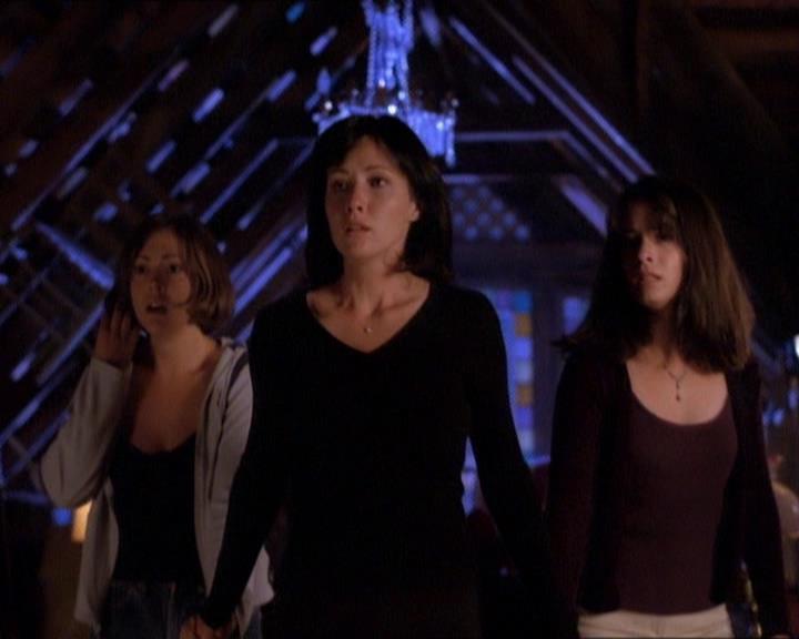 Charmed-Online_dot_net-1x01SomethingWiccaThisWayComes2225.jpg