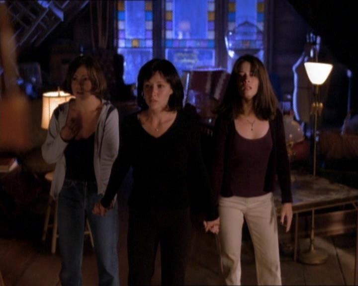 Charmed-Online_dot_net-1x01SomethingWiccaThisWayComes2228.jpg