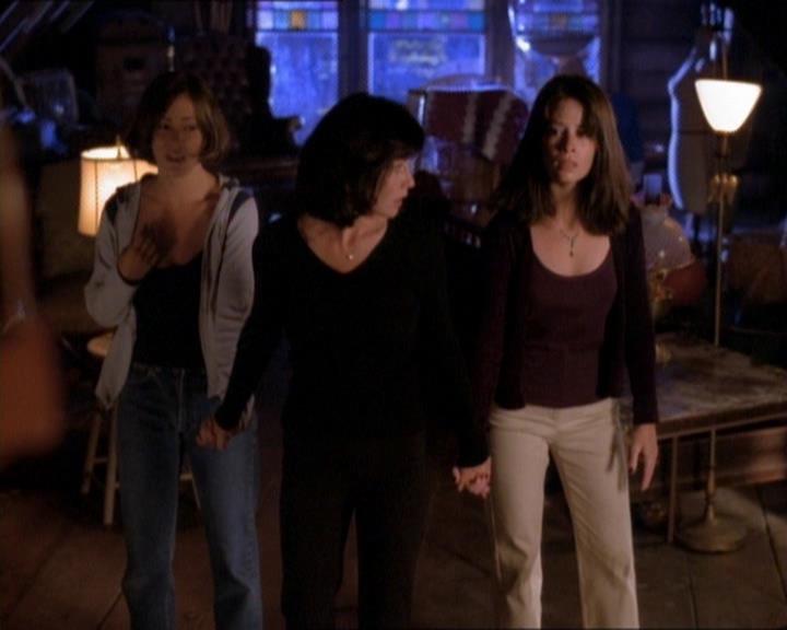 Charmed-Online_dot_net-1x01SomethingWiccaThisWayComes2230.jpg