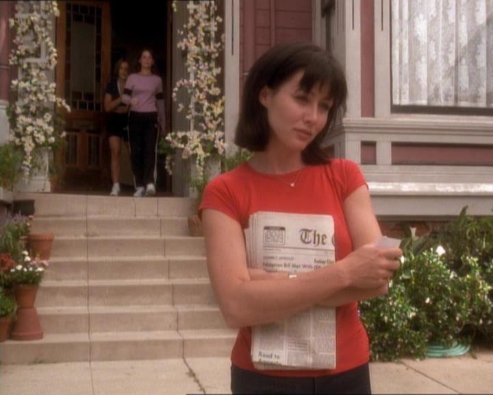 Charmed-Online_dot_net-1x01SomethingWiccaThisWayComes2301.jpg