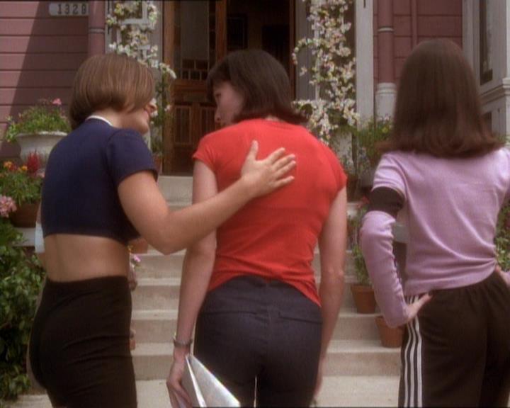 Charmed-Online_dot_net-1x01SomethingWiccaThisWayComes2338.jpg