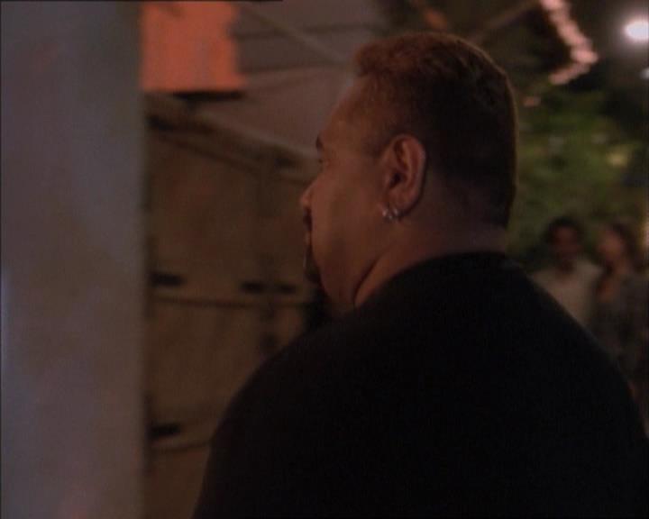 Charmed-Online_dot_net-1x02IveGotYouUnderMySkin0005.jpg