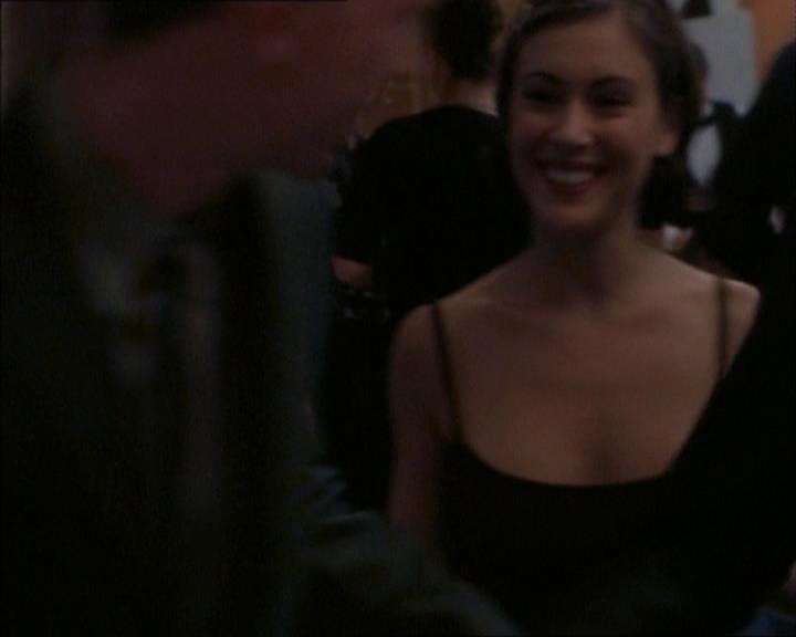 Charmed-Online_dot_net-1x02IveGotYouUnderMySkin0014.jpg