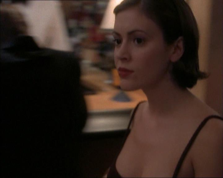 Charmed-Online_dot_net-1x02IveGotYouUnderMySkin0020.jpg