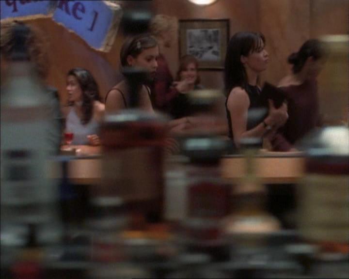 Charmed-Online_dot_net-1x02IveGotYouUnderMySkin0029.jpg