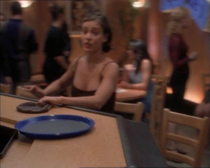 Charmed-Online_dot_net-1x02IveGotYouUnderMySkin0032.jpg