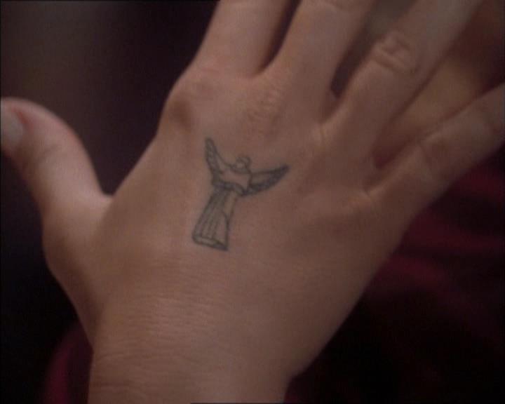 Charmed-Online_dot_net-1x02IveGotYouUnderMySkin0043.jpg