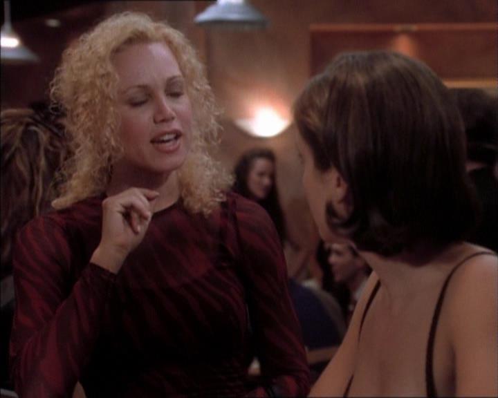 Charmed-Online_dot_net-1x02IveGotYouUnderMySkin0046.jpg
