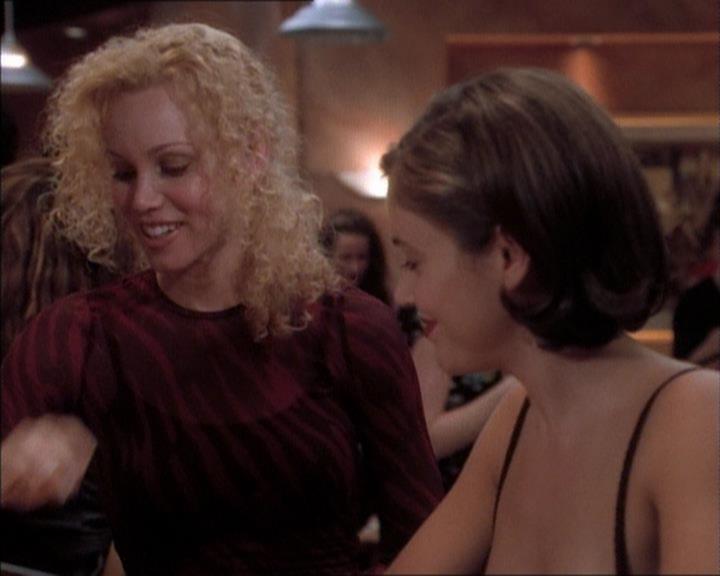 Charmed-Online_dot_net-1x02IveGotYouUnderMySkin0049.jpg