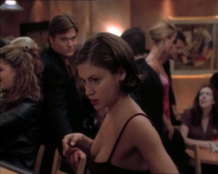 Charmed-Online_dot_net-1x02IveGotYouUnderMySkin0123.jpg