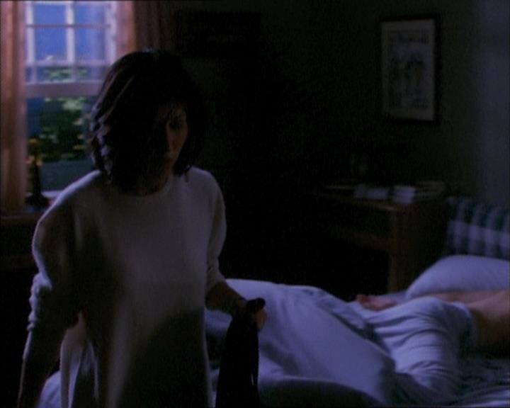 Charmed-Online_dot_net-1x02IveGotYouUnderMySkin0171.jpg