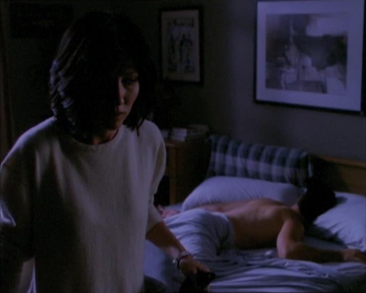 Charmed-Online_dot_net-1x02IveGotYouUnderMySkin0173.jpg