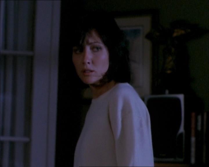 Charmed-Online_dot_net-1x02IveGotYouUnderMySkin0180.jpg