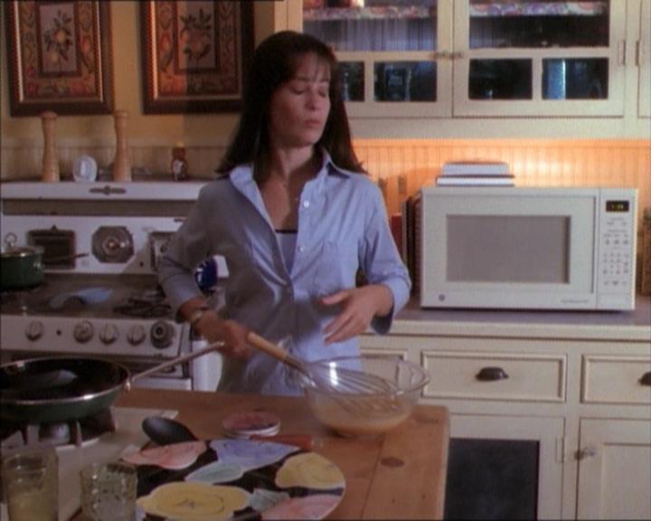 Charmed-Online_dot_net-1x02IveGotYouUnderMySkin0297.jpg