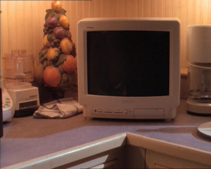 Charmed-Online_dot_net-1x02IveGotYouUnderMySkin0298.jpg