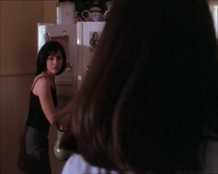 Charmed-Online_dot_net-1x02IveGotYouUnderMySkin0299.jpg