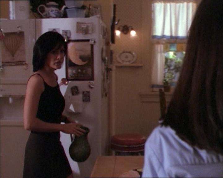 Charmed-Online_dot_net-1x02IveGotYouUnderMySkin0300.jpg