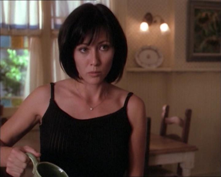 Charmed-Online_dot_net-1x02IveGotYouUnderMySkin0307.jpg