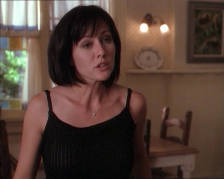 Charmed-Online_dot_net-1x02IveGotYouUnderMySkin0310.jpg