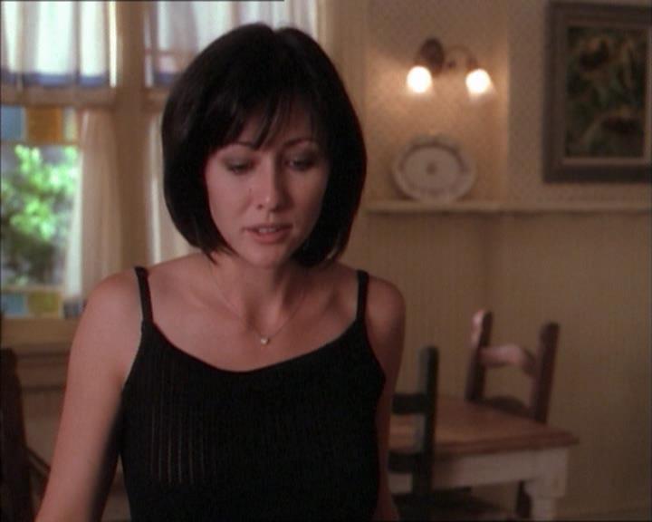Charmed-Online_dot_net-1x02IveGotYouUnderMySkin0316.jpg