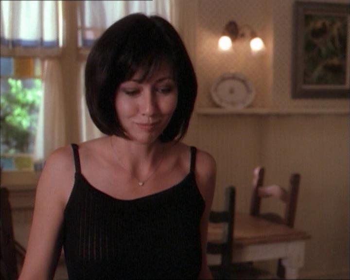 Charmed-Online_dot_net-1x02IveGotYouUnderMySkin0317.jpg