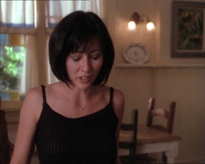 Charmed-Online_dot_net-1x02IveGotYouUnderMySkin0318.jpg