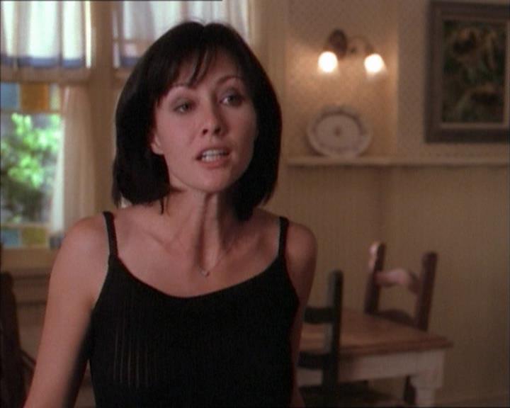Charmed-Online_dot_net-1x02IveGotYouUnderMySkin0319.jpg