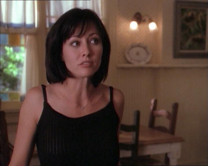 Charmed-Online_dot_net-1x02IveGotYouUnderMySkin0321.jpg