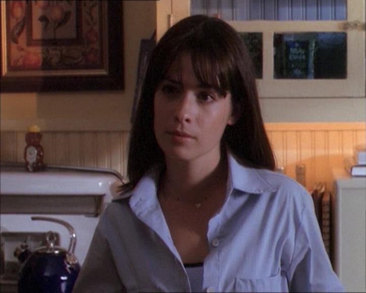 Charmed-Online_dot_net-1x02IveGotYouUnderMySkin0323.jpg