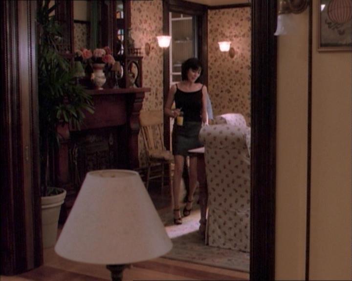 Charmed-Online_dot_net-1x02IveGotYouUnderMySkin0338.jpg