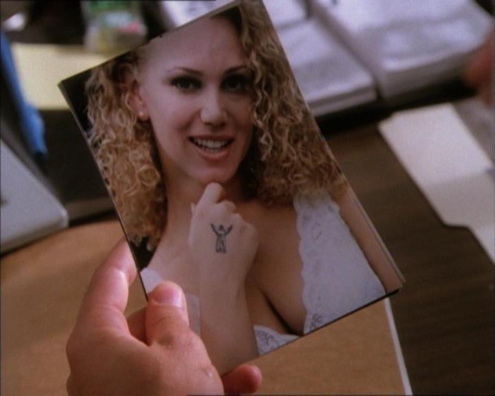Charmed-Online_dot_net-1x02IveGotYouUnderMySkin0423.jpg