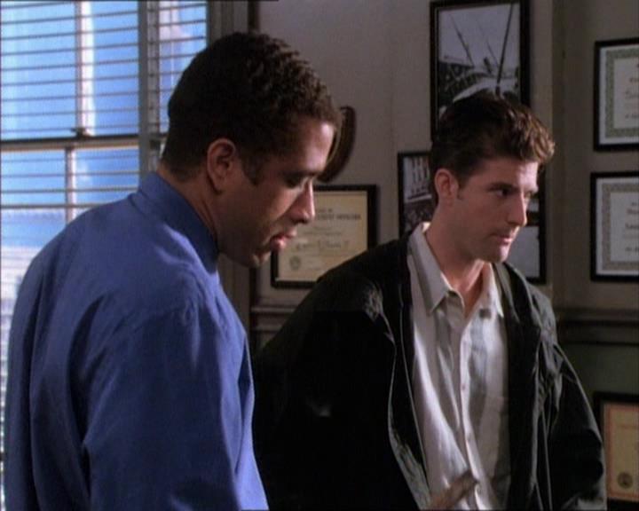 Charmed-Online_dot_net-1x02IveGotYouUnderMySkin0431.jpg